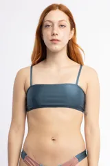 Top de bikini azul oscuro con escote recto, breteles elásticos y doble tira en la espalda.