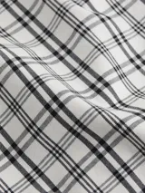 Camisa de manga larga Calvin Klein de algodón con estampado a cuadros en blanco y negro. Tiene cuello formal, cierre frontal con botones, un bolsillo con solapa en el pecho y corte regular fit.