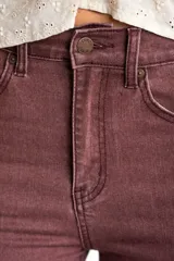 Pantalón de jean estilo wide leg de tiro alto, con corte recto y amplio, en color bordó con efecto lavado. Presenta bolsillos laterales y traseros, con ruedo desflecado.