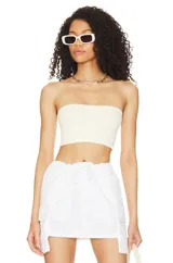Top bandeau blanco de punto acanalado, confeccionado en mezcla de nylon y elastano, con diseño strapless ajustado al cuerpo.
