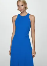 Vestido midi de fiesta color azul eléctrico, con cuello redondo y diseño sin mangas. Presenta un detalle drapeado lateral en la cintura y corte evasé fluido.