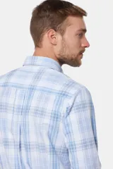 Camisa celeste y blanca a cuadros, de corte clásico, con cuello abotonado y manga larga.