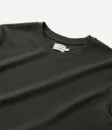 Remera de corte regular y manga corta, color celeste con textura vertical perforada y cuello redondo.