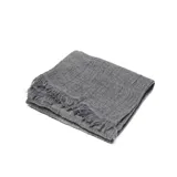 Pashmina de tejido texturizado en color gris oscuro, con terminaciones desflecadas en los extremos.