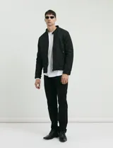 Pantalón de algodón sarga con elastano, diseño de cinco bolsillos con cierre de botón metálico y bolsillos traseros de parche.