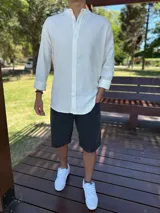 Camisa oversize de lino color crudo, con cuello mao y manga larga.