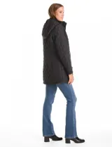 Campera capitoneada de corte clásico, con cuello alto, capucha desmontable y cierre frontal con broches a presión dorados. Presenta cordón de ajuste en la cintura con terminales metálicas y bolsillos frontales con broche.