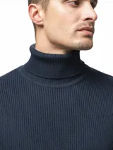 Polera de punto de cuello alto, manga larga y diseño ajustado, confeccionada en tejido de punto con textura acanalada.