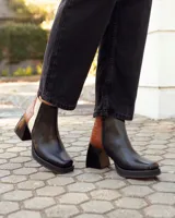 Botinetas de cuero con diseño tricolor en negro, marrón con textura croco y blanco. Presentan taco cuadrado, plataforma y cierre lateral.