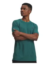 Remera deportiva Under Armour de la línea Vanish, confeccionada en tejido de punto suave con ventilación de malla estratégica. Presenta un diseño prácticamente sin costuras para reducir la fricción, material elástico en cuatro direcciones y tecnología de absorción de sudor.