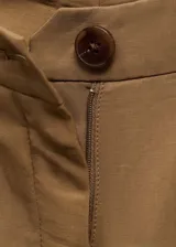 Pantalón de corte recto y tiro medio, confeccionado en una mezcla de viscosa y lino. Presenta detalle de pinzas delanteras, trabillas para cinturón, cierre frontal con cremallera y botón, y dos bolsillos laterales.