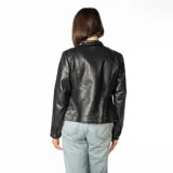 Campera negra símil cuero con cuello redondo, cierre frontal y bolsillos laterales con cierre.