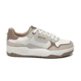 Championes deportivos de diseño urbano, combinando tonos blanco y beige. Presentan una estructura robusta con suela de plataforma, cordones frontales y detalles de costuras visibles. Incluyen una placa decorativa lateral con la inscripción SKV-77 y el logo de la marca grabado en la entresuela.