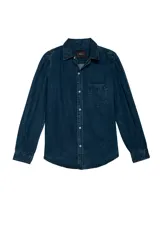 Camisa de jean azul oscuro, de corte recto, con cuello clásico, manga larga y bolsillo en el pecho.