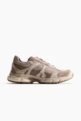 Championes deportivos en malla y tejido revestido con cierre de cordones, diseño con suela gruesa en tonos marrón y beige.