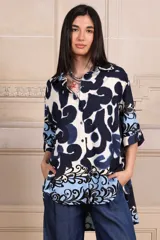 Camisa de manga corta con estampado abstracto en tonos azul marino, celeste y blanco.