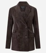 Blazer cruzado de gamuza sintética color marrón oscuro, con solapas de muesca, bolsillos con solapa y cierre de doble botonadura.