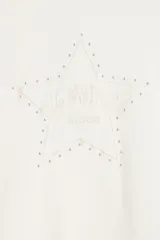Remera Levi's de corte relajado, color blanco marfil, con diseño gráfico central de una estrella delineada con aplicaciones de strass y bordado de la marca en el interior.
