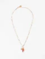 Collar plateado con cadena de eslabones y dije con forma de pimiento rojo, estrella y otros charms plateados.