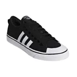 Championes Adidas modelo Nizza, color negro con las icónicas tres tiras laterales en blanco. Presentan una puntera de goma reforzada, suela vulcanizada blanca con detalle de línea negra y diseño de corte bajo.