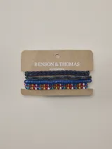 Set de cuatro pulseras Benson & Thomas de estilos variados, que incluye una trenzada de cuero azul marino, otra trenzada multicolor en tonos oscuros, una de cuentas tubulares azules y una cuarta con cuentas de colores y abalorios.
