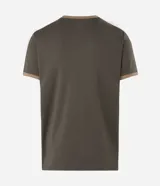 Remera de algodón color marrón con cuello redondo y bordes de mangas en color beige contrastante. Presenta un diseño liso y corte cómodo.