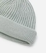 Gorro tipo fisherman de tejido acrílico con textura acanalada, diseño corto y etiqueta pequeña con logo en el frente.