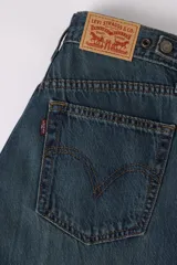 Jean de corte baggy, tiro medio y pierna ancha, color azul con efecto desgastado. Confeccionado en 100% algodón sin elasticidad.