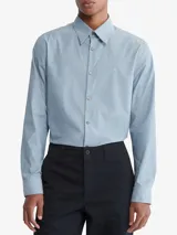 Camisa celeste de manga larga con logo bordado en el pecho.