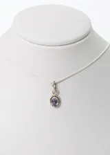 Collar con cadena de plata 925 y dije ovalado con piedra amatista.