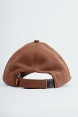 Visera color marrón con ajuste trasero.