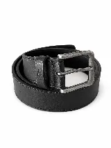 Cinto de cuero negro con hebilla metálica rectangular envejecida y costuras perimetrales a tono.