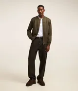 Chaqueta bomber masculina de color verde militar, confeccionada en poliéster con un toque de elastano, diseño liso, cuello mao y cierre frontal de cremallera.