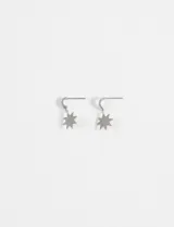 Aros tipo argolla pequeña de acero quirúrgico con dije colgante en forma de estrella de ocho puntas.