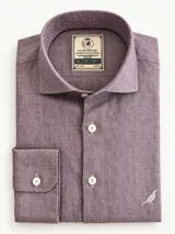 Camisa slim fit de lino color bordo, de manga larga con puños abotonados, cuello camisero y bordado sutil de un pájaro en el frente inferior.