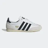 Championes Adidas Japan blancos con detalles en negro y beige. Diseño de cuero perforado con las tres tiras características de Adidas en los laterales.