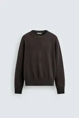 Jersey de punto de corte regular, confeccionado en una mezcla de algodón y lino. Presenta cuello redondo, manga larga y acabados en rib en cuello, puños y bajo.