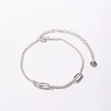 Pulsera plateada de cadena fina con eslabones alargados.