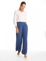 Pantalón palazzo de crepe, corte wide leg, con tiro alto, pinzas frontales y bolsillos funcionales. Presenta pretina lisa en la parte delantera y elástica en la parte posterior.