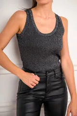 Top de algodón y lurex color beige claro, con escote redondo y tirantes anchos, de calce ajustado al cuerpo y tejido acanalado.