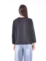 Remera de manga larga color beige, con cuello redondo y estampado frontal que dice "Magic is something you make" en color lila.