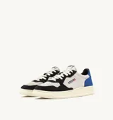 Championes urbanos Autry Medalist Low, con capellada de cuero color blanco, puntera y talón en gamuza negra, contrafuerte en cuero azul y logo de la marca en el lateral.