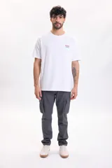 Pantalón cargo de color gris oscuro, con múltiples bolsillos laterales en las piernas y corte clásico.