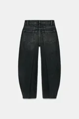 Jeans de tiro alto en denim azul oscuro, de corte tapered y diseño bombacho con pinzas frontales. Cuenta con bolsillos clásicos y costuras en tono tabaco.