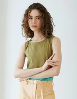 Musculosa de algodón color verde militar con detalle de franja celeste en el ruedo, de corte recto y escote redondo.