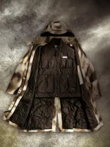Campera tipo parka 3 en 1 de edición especial inspirada en Star Wars, con estampado de camuflaje en tonos tierra. Cuenta con capucha ajustable y extraíble, cierre frontal bidireccional, bolsillos frontales con solapa y tecnología impermeable y transpirable. Incluye insignia de la Alianza Rebelde en el pecho.