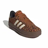 Championes Adidas modelo VL Court Bold con plataforma, diseño de estampado animal print en tonos marrones, tres bandas laterales en color crema y suela de goma marrón.