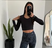 Top deportivo azul marino de manga larga, corte cropped y tejido acanalado.