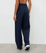 Pantalón deportivo de corte recto confeccionado en una mezcla de poliéster, modal y elastano. Presenta cintura elástica con cordón ajustable y detalle en rib, ofreciendo un calce cómodo y versátil.