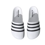 Sandalias tipo ojotas adidas Adifom Adilette, color blanco con las tres bandas características en color negro sobre la banda superior. Diseño ergonómico con logo de la marca en la plantilla.
